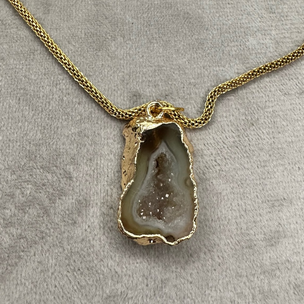 Mini druzy pendant 18k gold stainless steel mesh chain. Beautiful mini druzy - Picture 1 of 10
